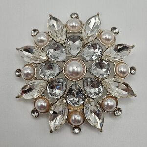 AVON Bijoude Collection Annual 2012 Glass Snowflake Star Silver Tone Brooch Pin